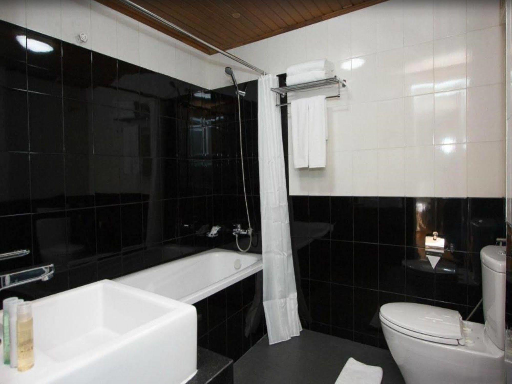 Hotel Esta Yangon Exteriör bild